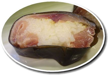 この生々しい鯖の漬かり方が、大...