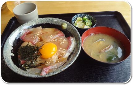 *ハマチの漬け丼(650円) ...