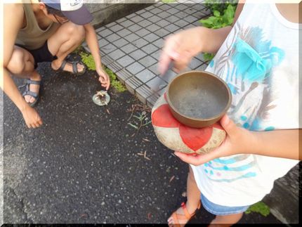 姫もお鈴をたたいておむかえしま...