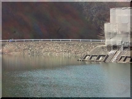 なんとロックフィルダム!岩が見...