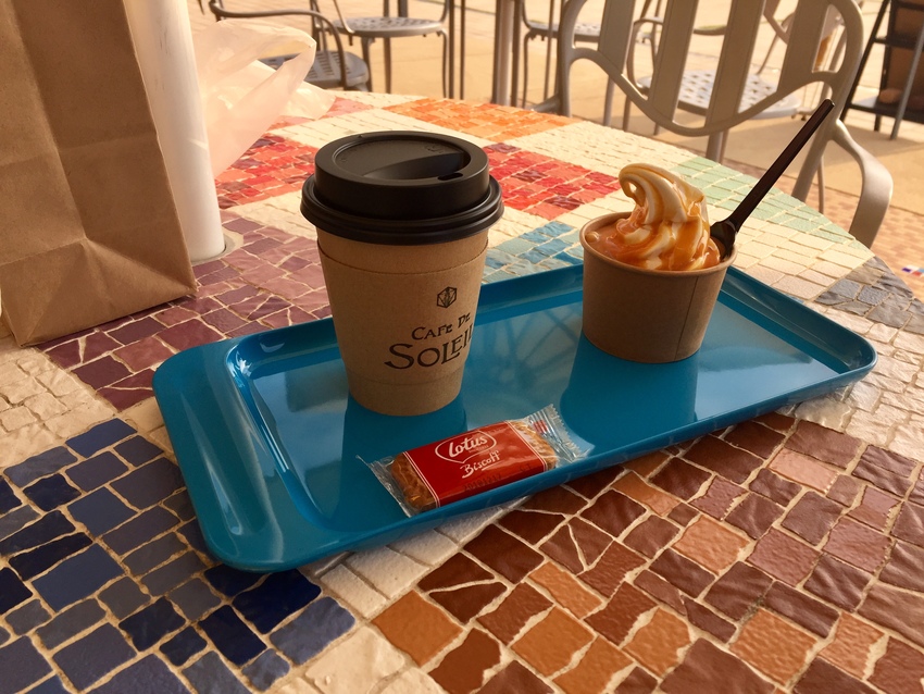 カフェのテーブルや床もタイルで...