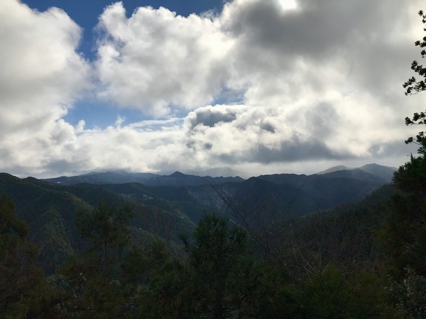 高野山から臨む吉野の山々は同じ...