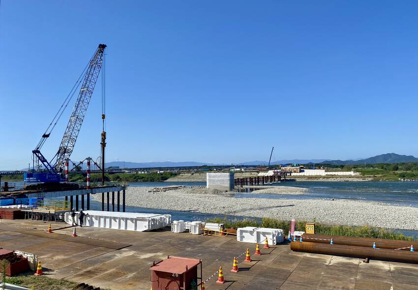 向こう側が岐阜県岐南町手前が岐...