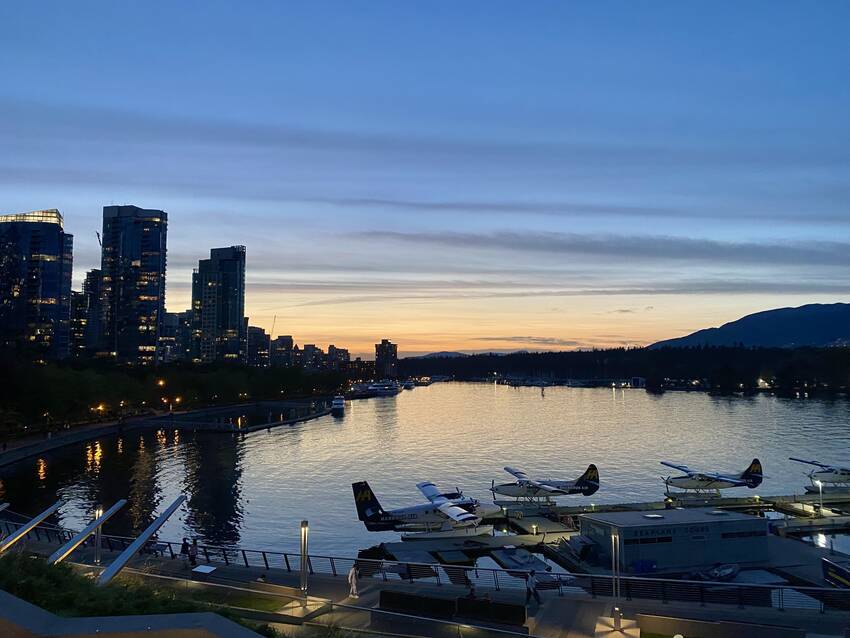 Vancouver harbor から夕陽を望む手前は 名物...
