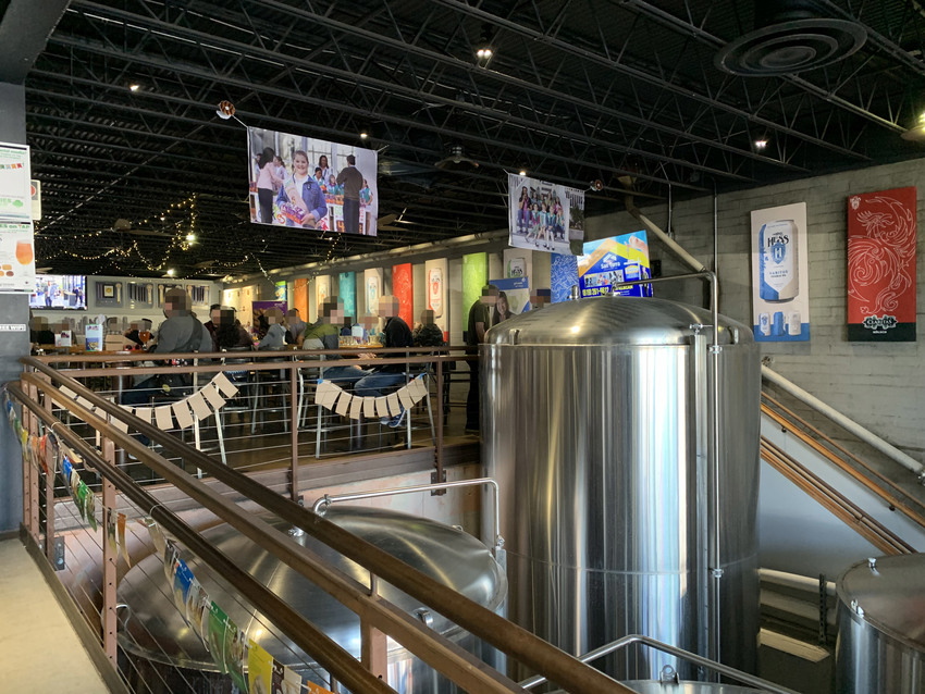 スロープを上がると席がたくさん...