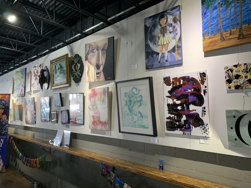 さまざまなアートワークが売られ...