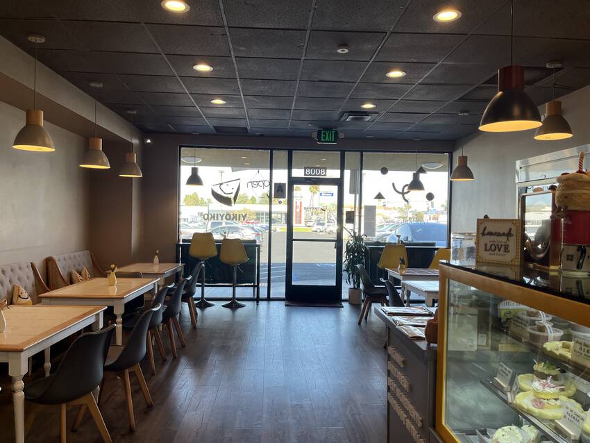 店内もシンプルで落ち着きます...