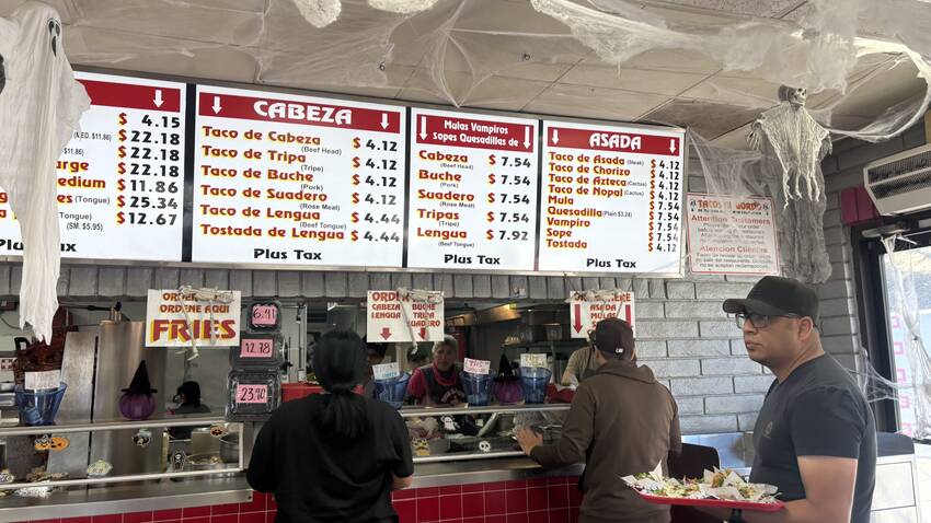 カウンターで注文して受け取るス...