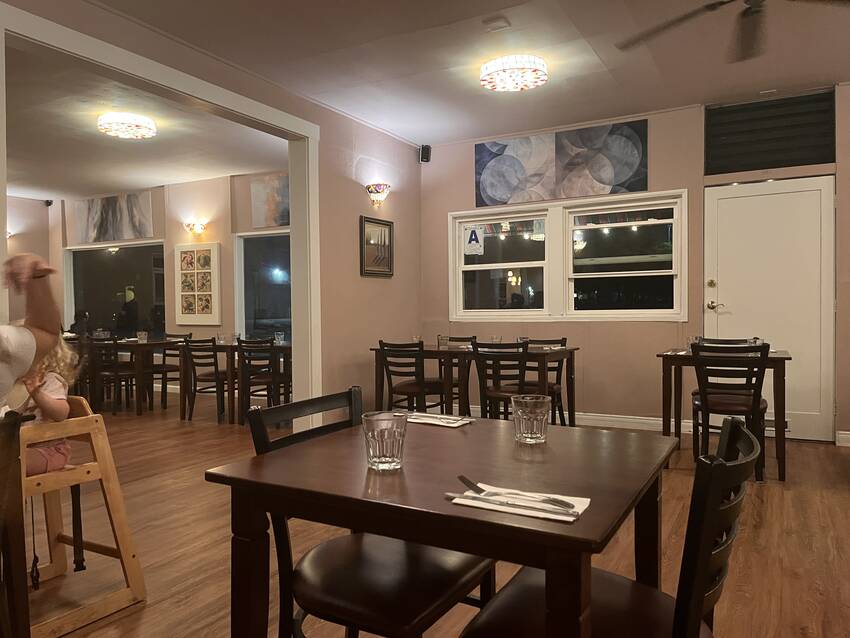 店内はアートや照明にこだわった...