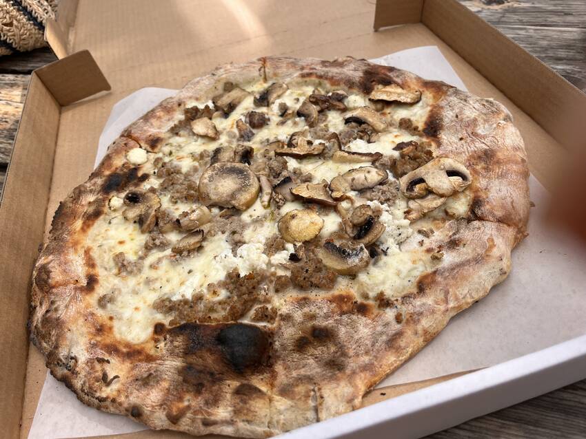 薪を使用して焼いたピザ!美味し...