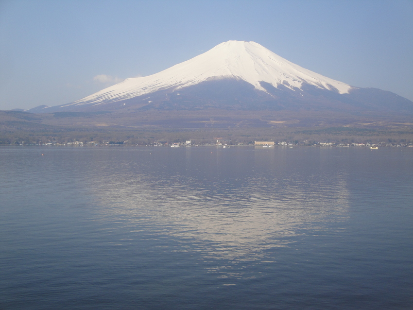 山中湖に映る富士山