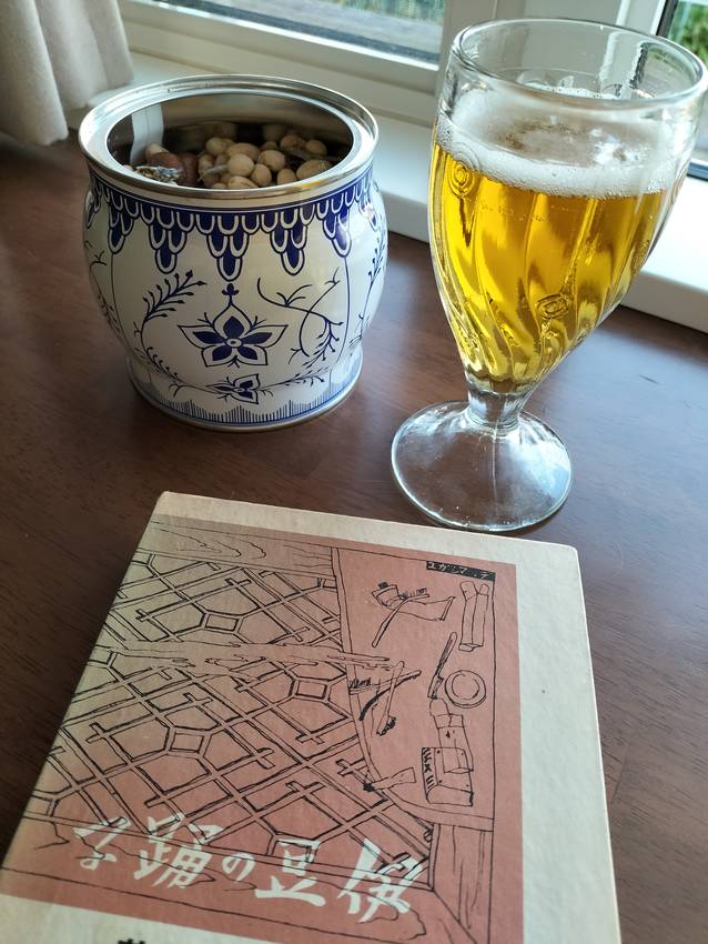 自宅の窓辺でビールを飲むのが楽...