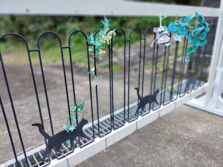 右を登ると廃屋に行き着きます。...