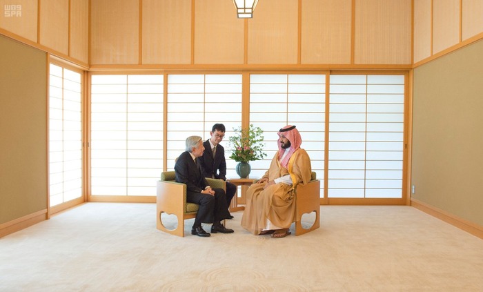 日本の天皇陛下が国賓をもてなす“飾り気のない部屋”と、中東諸...