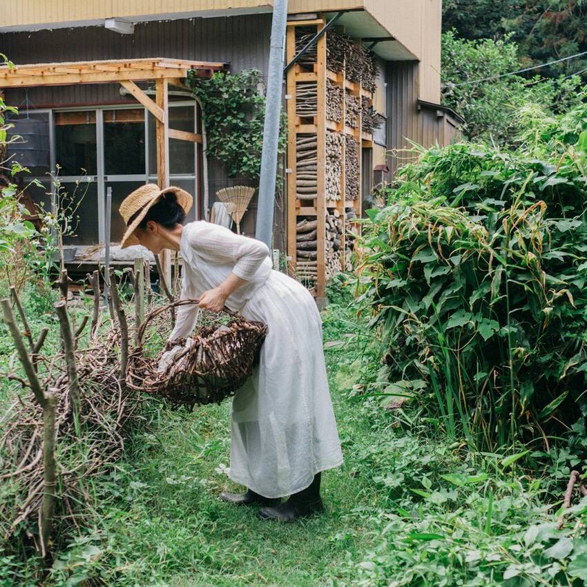 柱や床に刻まれた細かな傷、少し...