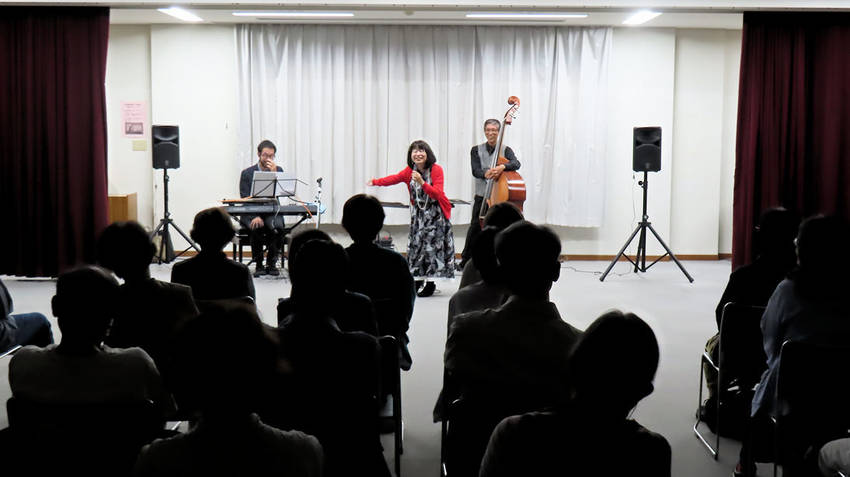 左:渥美氏(キーボード) 中:...