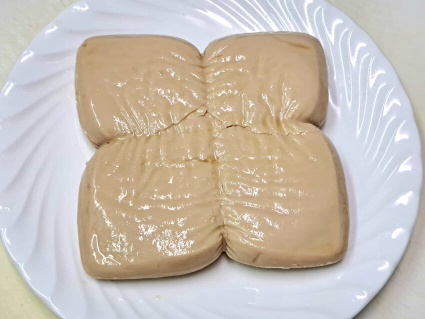 味噌に漬け込んだ豆腐です❗輪ゴ...