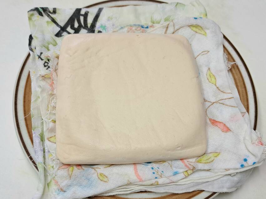 豆腐を圧をかけて水を抜いたもの...