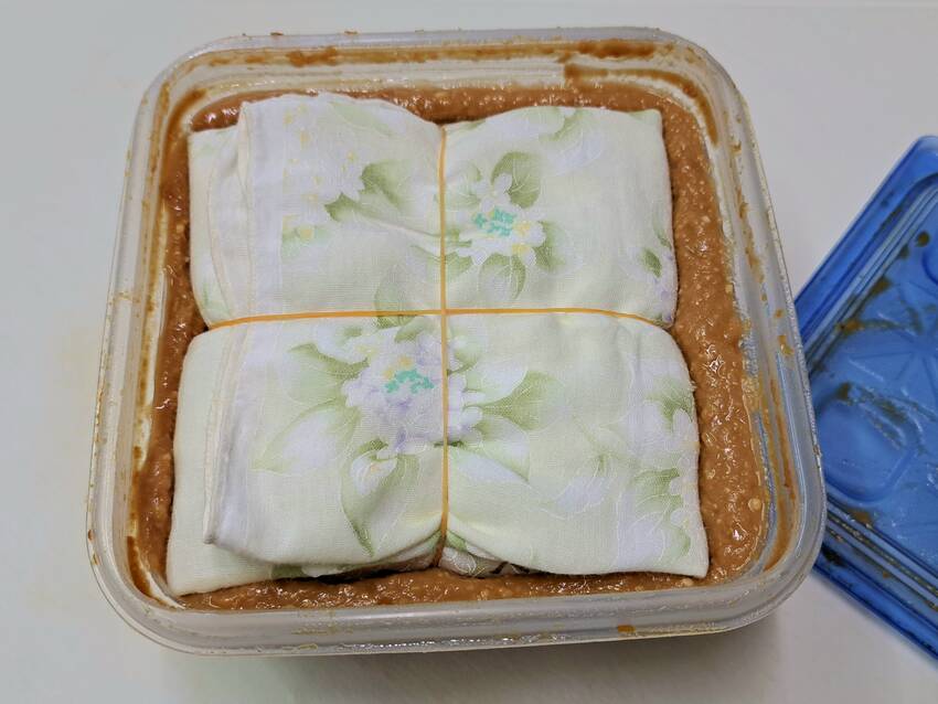 布に包んで調整した味噌に漬け込...