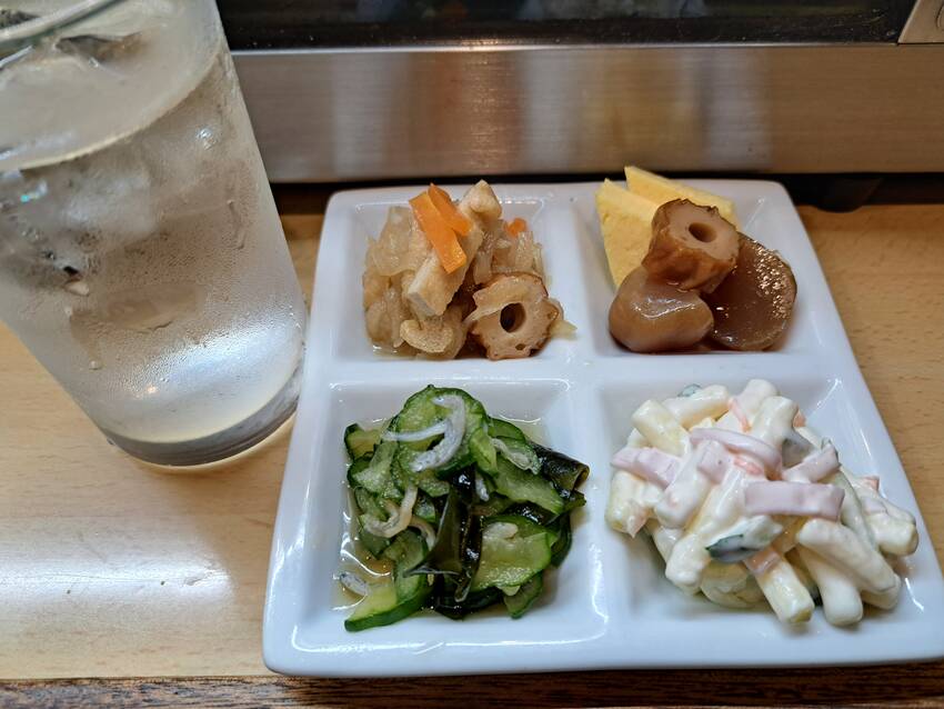 人気の「惣菜4種盛り」300円...