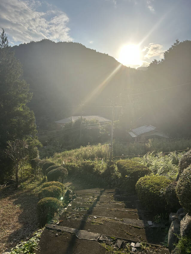 秋の訪れを感じる山の夕暮れ時。...