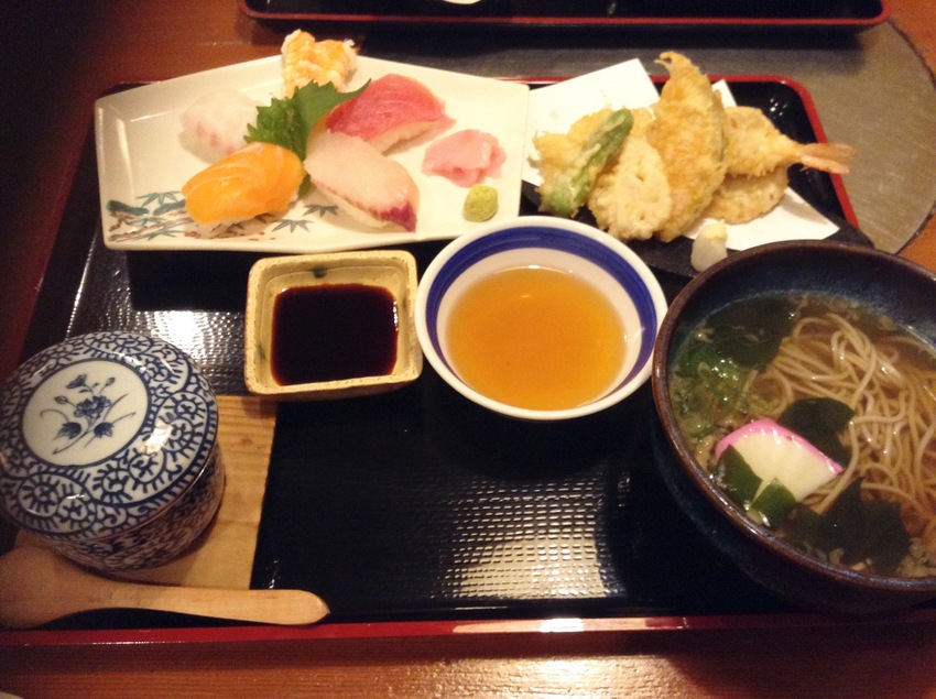 私の頼んだ天ぷら寿司定食。蕎麦...