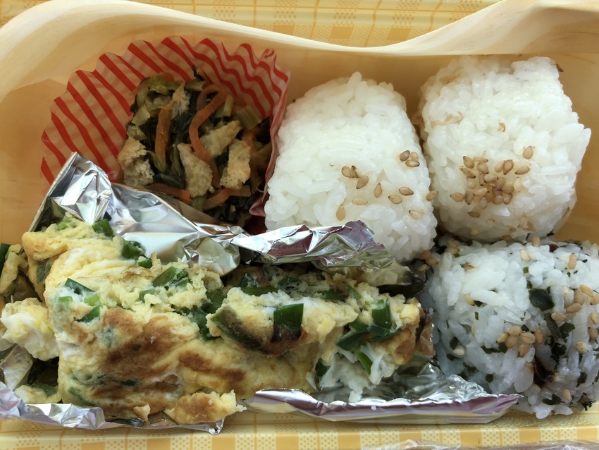 梅、カツオ、ワカメのおにぎりと...