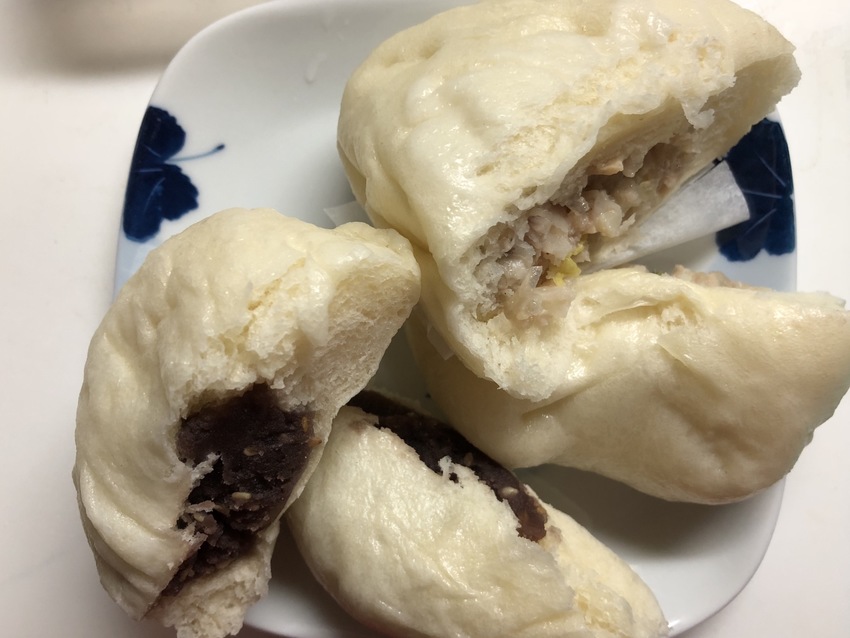 上が肉まん、下があんまん。肉ま...