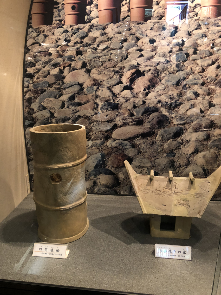 発掘されたハニワの復元された物...