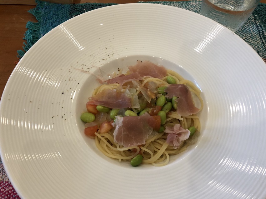 生ハムと枝豆のパスタ。細い麺と...