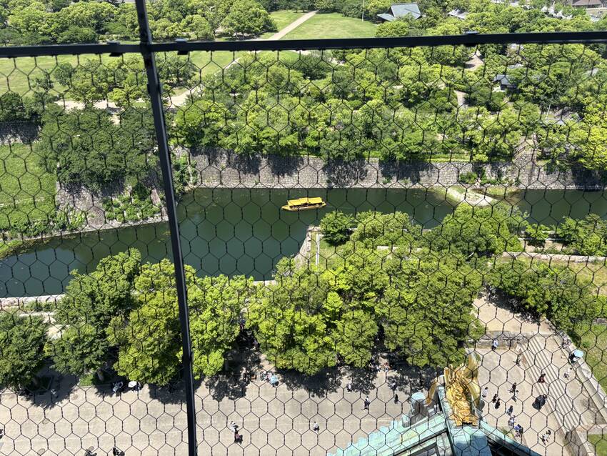 金色の御座船がお堀の中を巡って...