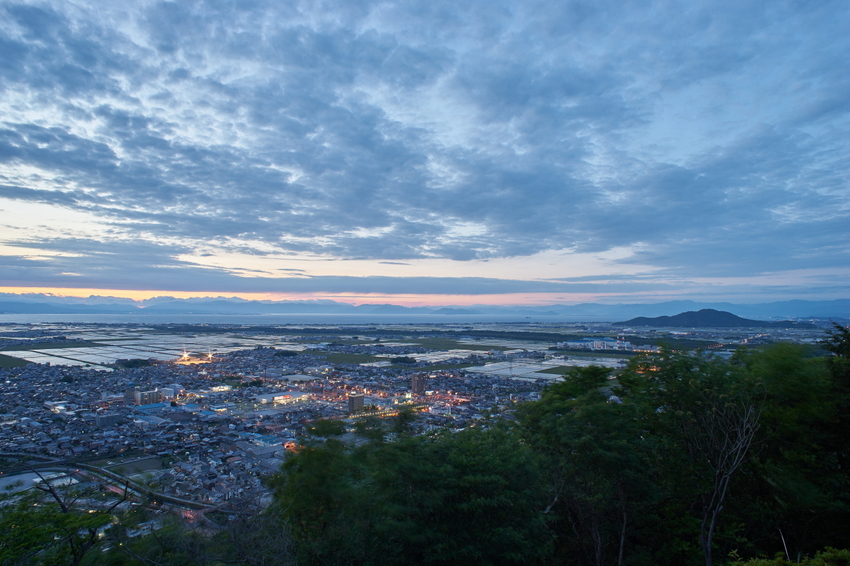 琵琶湖のはるか奥の山々までも見...