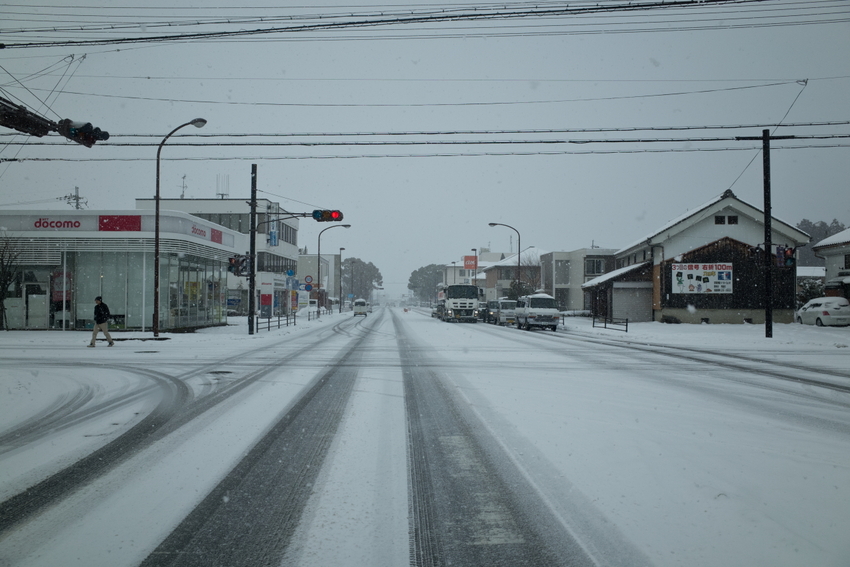 街中の幹線道でもまだ雪がある状...