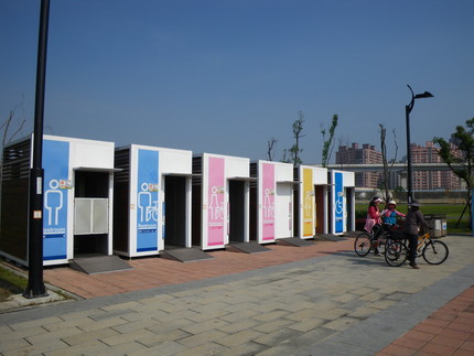 台北淡水河左岸自行道トイレ