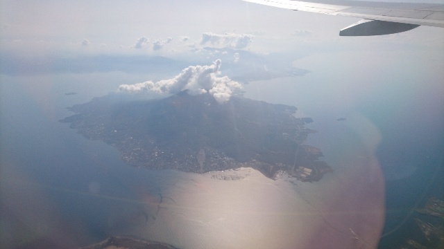 桜島。今日も噴煙を上げている。...