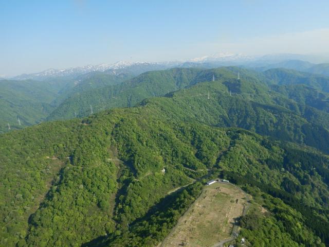 だいぶ高度を上げた。白山連峰が...