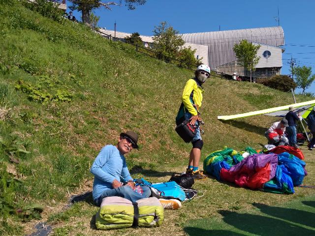 ハンググライダーも飛ぶよ。黄色...