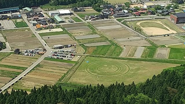ロープウェイ乗り場横に広大なラ...