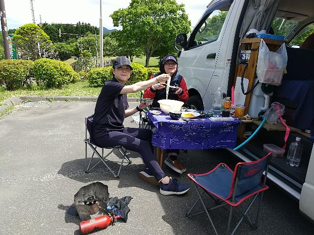 ヤッホ~!野外で頂く食事は、野...