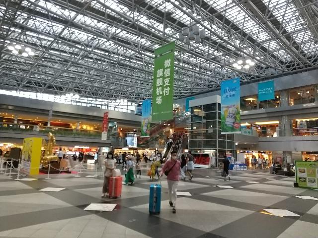 千歳空港は、予想以上の人。夏休...