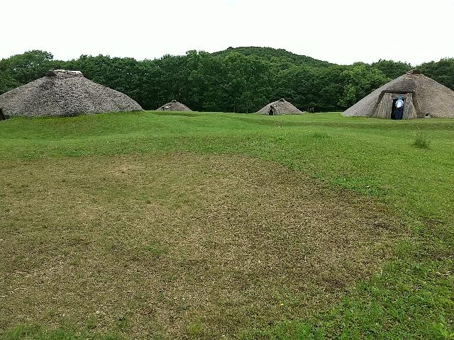 復元竪穴住居。これは7世紀頃の...