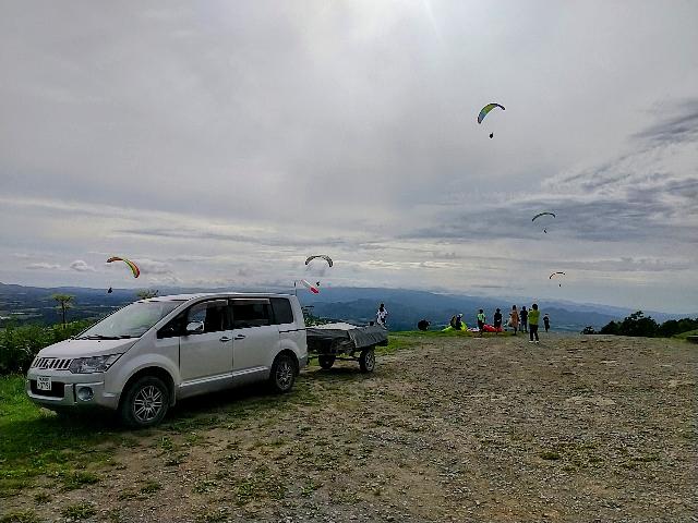 仲間は飛んでいる。オイラは送迎...