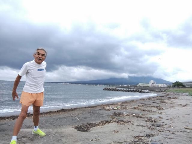 海、うみ〜!駒ケ岳の山頂は隠れ...