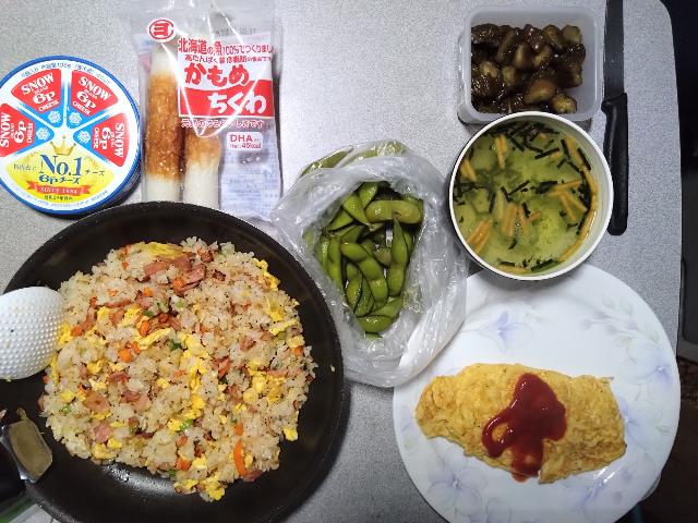 晩ごはん。残り物のご飯でチャー...