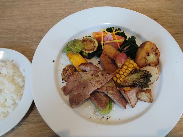 ルスツ豚と近郊野菜。ルスツ豚は...