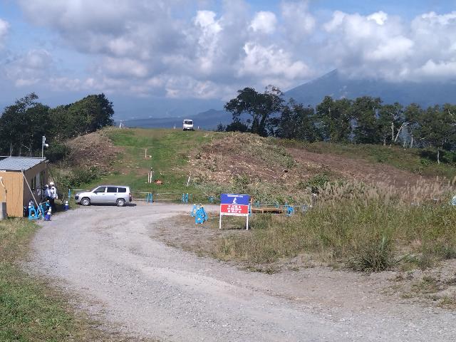 パラ飛行のテイクオフ場。西面と...