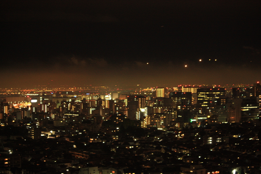 ややっ！東京の夜空に光の列！！...