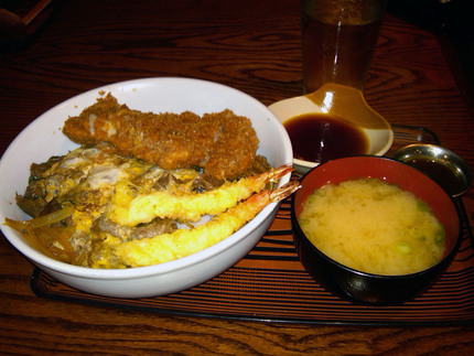 その名もメガどんぶり