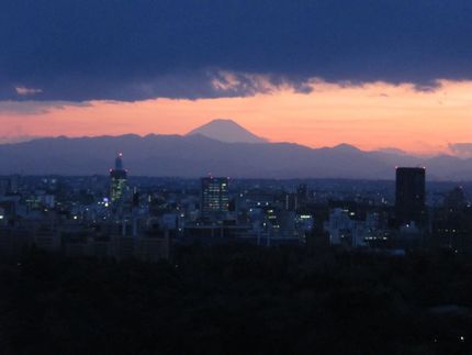 不気味な空と富士山