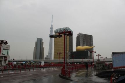 東京は雨